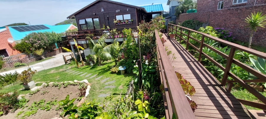 6 Bedroom Property for Sale in Paradise Beach Eastern Cape